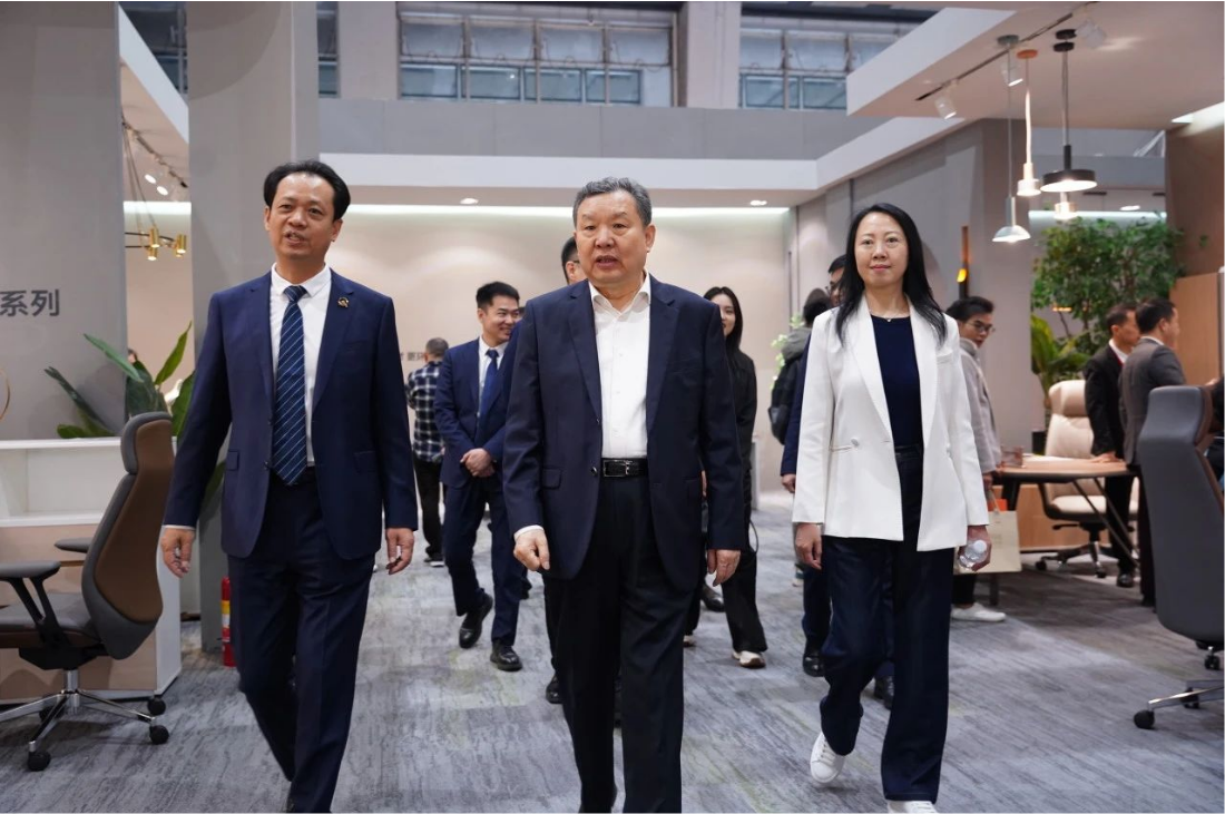 中国家具协会理事长徐祥楠一行莅临华盛家博会展馆参观指导
