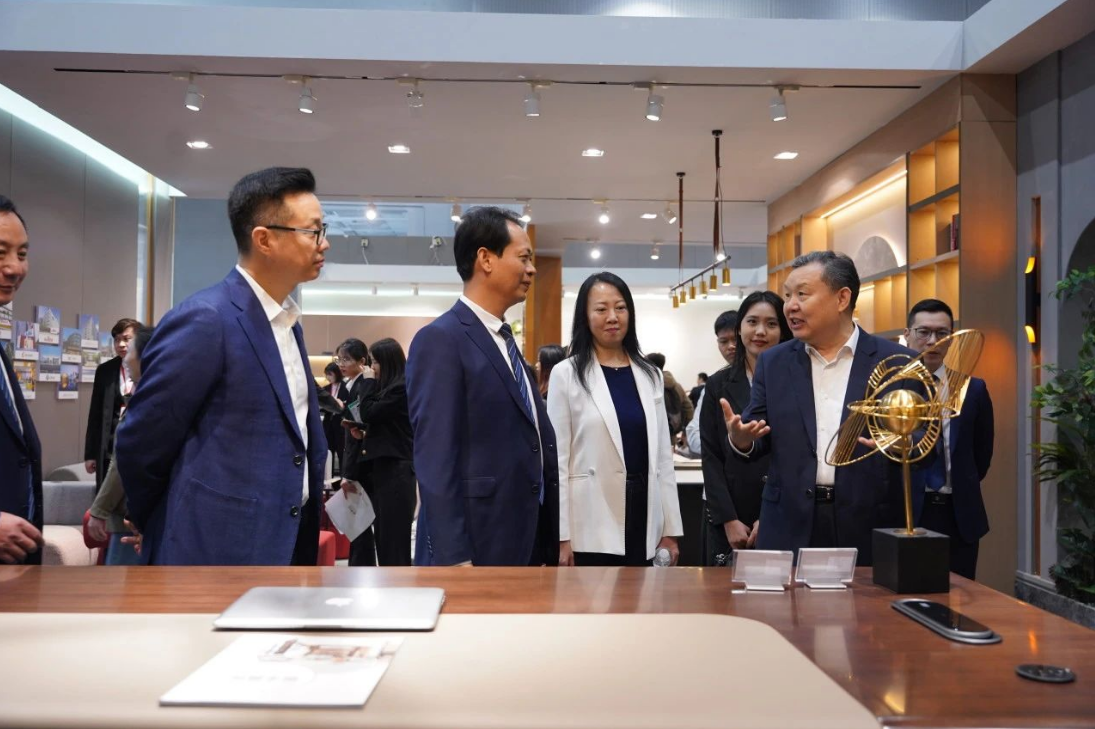 中国家具协会理事长徐祥楠一行莅临华盛家博会展馆参观指导