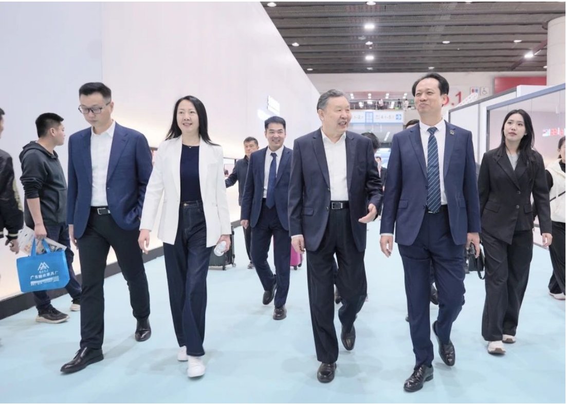 中国家具协会理事长徐祥楠一行莅临华盛家博会展馆参观指导